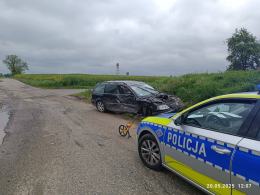 Volkswagen dachował po zderzeniu w Cisku. Jedna osoba trafiła do szpitala