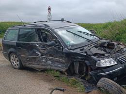 Volkswagen dachował po zderzeniu w Cisku. Jedna osoba trafiła do szpitala