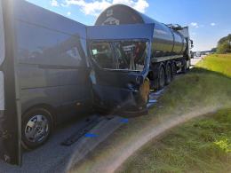 Wypadek na A4. Trzy osoby zakleszczone w busie po zderzeniu z ciężarówką