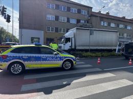Kierowca uderzył w sygnalizator w Opolu. Trafił do szpitala