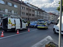 Kierowca uderzył w sygnalizator w Opolu. Trafił do szpitala