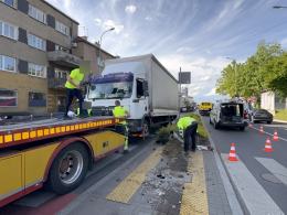 Kierowca uderzył w sygnalizator w Opolu. Trafił do szpitala