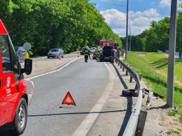 Samochód osobowy uderzył w barierki na DK46 - utrudnienia w ruchu