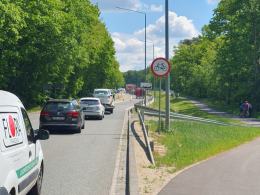 Samochód osobowy uderzył w barierki na DK46 - utrudnienia w ruchu
