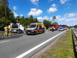 Wypadek ciężarówki na A4: pojazd przewożący mięso dachował w rowie