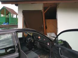 Kierowca zasłabł za kierownicą w Ligocie Czamborowej - auto wjechało w budynek