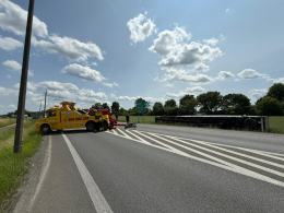 Groźny incydent na obwodnicy Kluczborka - ciężarówka wypadła z drogi