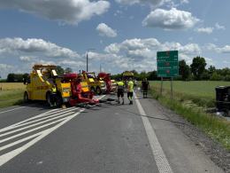Groźny incydent na obwodnicy Kluczborka - ciężarówka wypadła z drogi