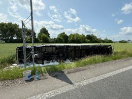 Groźny incydent na obwodnicy Kluczborka - ciężarówka wypadła z drogi