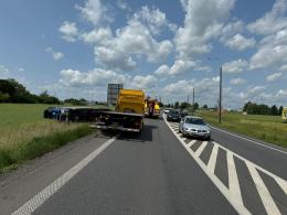 Groźny incydent na obwodnicy Kluczborka - ciężarówka wypadła z drogi