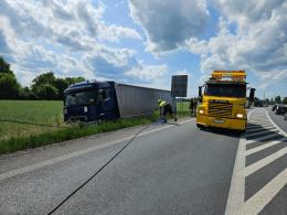 Groźny incydent na obwodnicy Kluczborka - ciężarówka wypadła z drogi