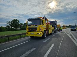 Groźny incydent na obwodnicy Kluczborka - ciężarówka wypadła z drogi