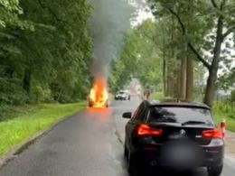 Pożar samochodu na ul. Parkowej w Prószkowie. Jedna osoba podróżowała autem