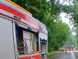 Pożar samochodu na ul. Parkowej w Prószkowie. Jedna osoba podróżowała autem