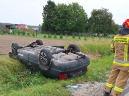 Dachowanie na DW 454. Dwie osoby trafiły do szpitala