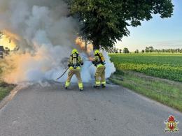 Samochód uderzył w drzewo i stanął w płomieniach - kierowcę zabrał LPR