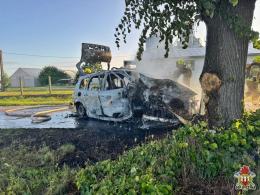 Samochód uderzył w drzewo i stanął w płomieniach - kierowcę zabrał LPR