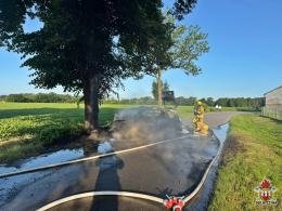 Samochód uderzył w drzewo i stanął w płomieniach - kierowcę zabrał LPR