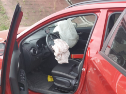 Na autostradzie A4 w okolicach Gogolina Hyundai uderzył w bariery energochłonne