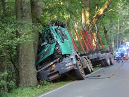 Ciężarówka wypadła z drogi i uderzyła w drzewo
