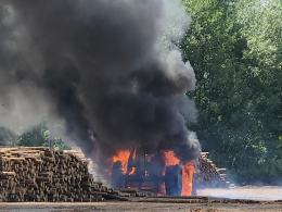 Pożar w Jełowej. Płonie fadroma. Trzy jednostki w akcji