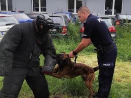 Sierżant Jakub Siepak z psem Atomem na podium w wojewódzkich zawodach kynologicznych