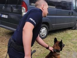 Sierżant Jakub Siepak z psem Atomem na podium w wojewódzkich zawodach kynologicznych