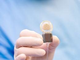 USK: Nowoczesny implant ślimakowy wszczepiony po raz pierwszy dorosłemu pacjentowi
