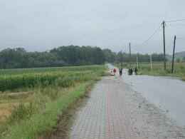 W Kałkowie znów zalało drogę. Powrócił problem sprzed dziesięciu miesięcy (WIDEO)