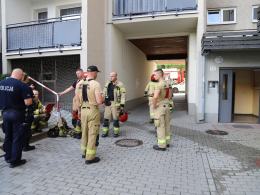 Pożar w mieszkaniu przy ul. Waryńskiego w Opolu - dziewczynka trafiła do szpitala