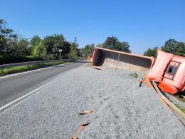 Ciężarówka przewróciła się na DK46 - utrudnienia w ruchu