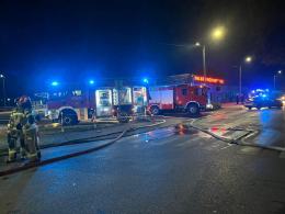 Samochód BMW uderzył w budynek w Kluczborku. Uszkodzona instalacja gazowa