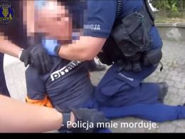 Opole: Agresywny mężczyzna pluł na policjantów, wyzywał i próbował się samookaleczyć WIDEO