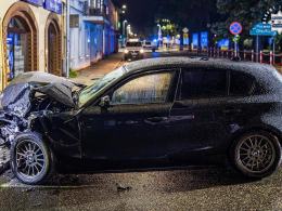 Kierowca BMW brawurową jazdę zakończył wjeżdżając w budynek WIDEO