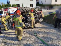 Ciągnik przewrócił się podczas ustawiania beli słomy. Jedna osoba trafiła do szpitala