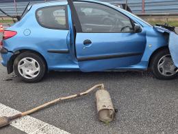 Zderzenie na autostradzie A4. Kierowca peugeota uderzył w bariery