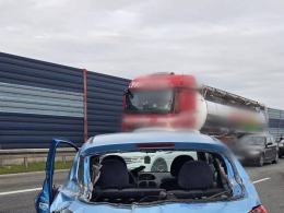 Zderzenie na autostradzie A4. Kierowca peugeota uderzył w bariery