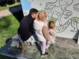 Wspólne malowanie połączyło dzieci, rodziców i artystów