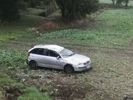 Strzelce Opolskie:18-latek dachował seatem po wypadnięciu z drogi