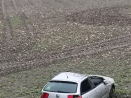 Strzelce Opolskie:18-latek dachował seatem po wypadnięciu z drogi
