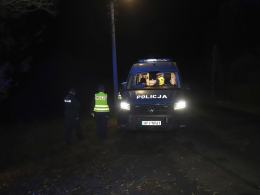 Samochód wypadł z drogi w Popielowie. Jedna osoba poszkodowana