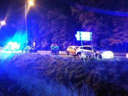 Zderzenie trzech pojazdów na ul. Arki Bożka. Jedna osoba trafiła do szpitala