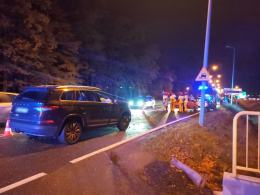 Zderzenie trzech pojazdów na ul. Arki Bożka. Jedna osoba trafiła do szpitala