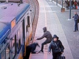 Upadł tuż przy torach. Nagranie z peronu SKM pokazuje obojętność ludzi