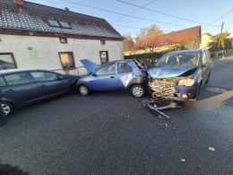 Kolizja trzech samochodów w Raszowej. Na miejscu interweniowały wszystkie służby