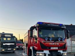 Wypadek motocyklisty w miejscowości Dobra. Droga całkowicie zablokowana