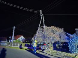 Samochód uderzył w słup energetyczny w Chocianowicach. Część miejscowości bez prądu