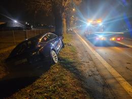 Samochód uderzył w drzewo na Strzeleckiej. Jedna osoba w szpitalu