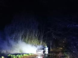 Pożar samochodu i osoba z raną kłutą. Służby interweniowały na miejscu zdarzenia