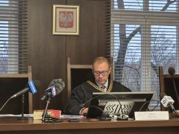 "Absurd i farsa" - tak oskarżeni oceniają postępowanie. "Sprawa kredy" ponownie w Nysie (WIDEO